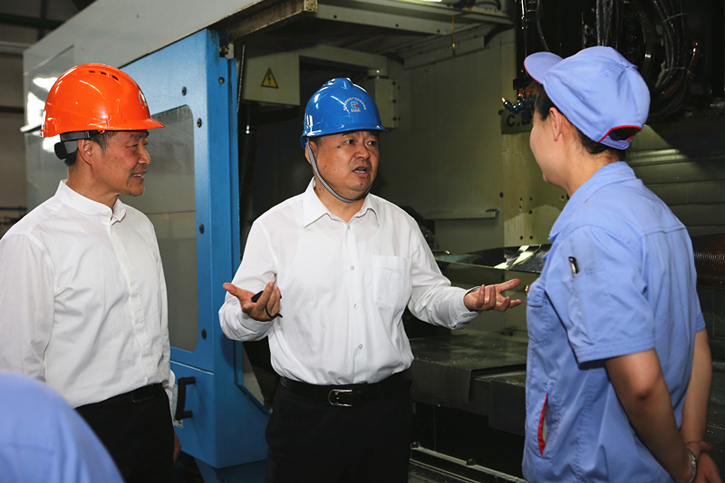 郝鹏与压球平台-Home集团一线出产人员深刻互换